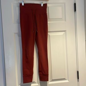 Vuori Daily Legging- Burnt Red XS